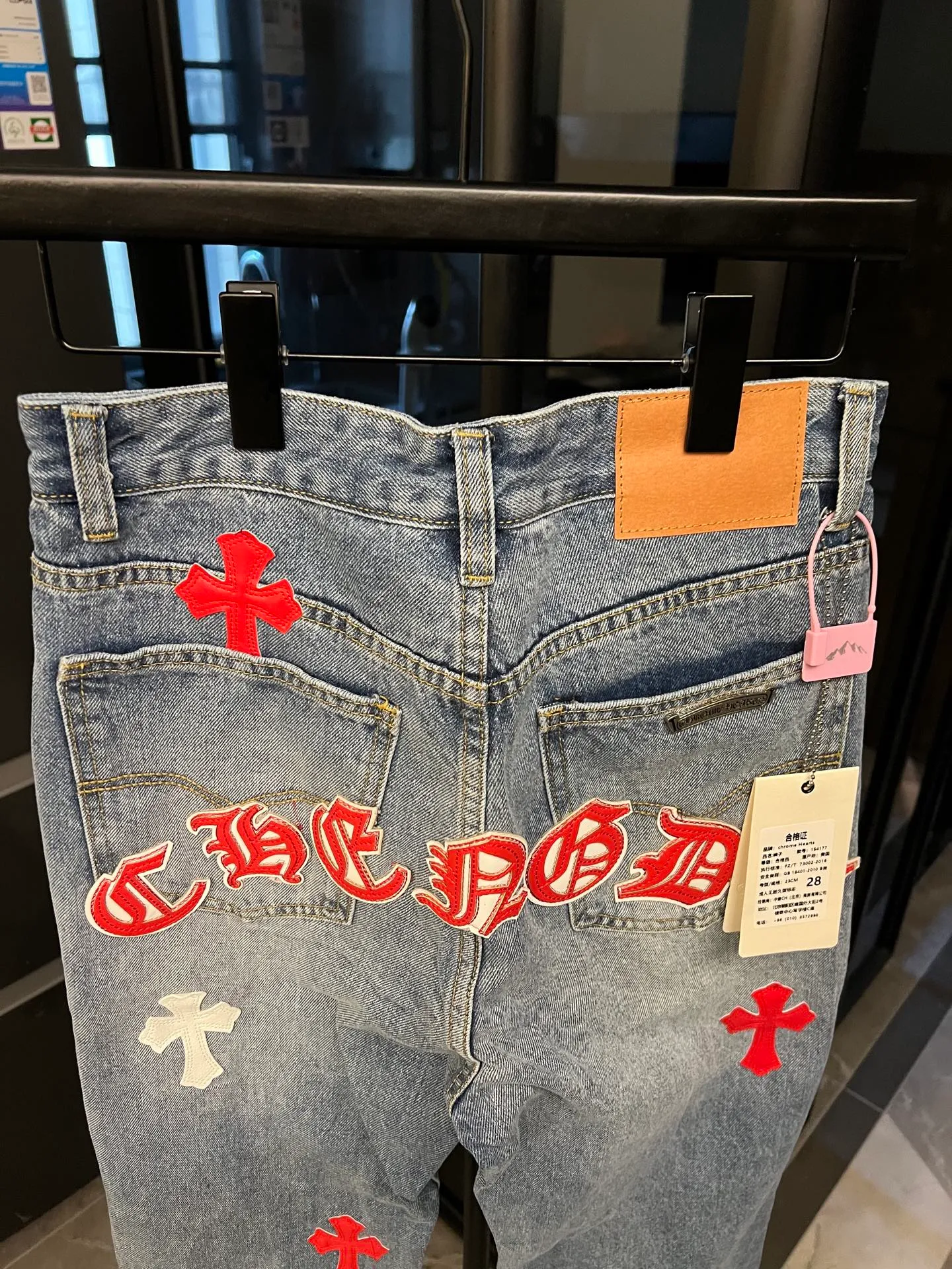 P260 [Next day] Chrome Hearts/Chrome Hearts 25FW CH Overseas Customized Limited Series Sanskrit Cross Patch Leather Jeans (Blue) Blue and Red Color Matching - Customized Limited Edition Trendy players, Chrome Hearts limited edition jeans are now available!  The unique color scheme is like the intertwining of vitality and romance of Hong Kong. The three-dimensional letters between the hips seem to tell the story of the city. The customized hardware, the three-dimensional and thick cross stamens, and the hand-cut leather washers make the details full of luxury.  Handcrafted and made of environmentally friendly materials, comfort and quality coexist. Owning it is not only an outfit, but also a status symbol. Globally limited edition, don’t miss it. Look for the exact version.  Size: 28 30 32 34 (corresponding to s-xl) Detailed size can be found in Figure 9